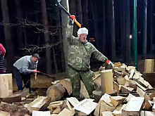 Лукашенко после командировки два часа колол дрова