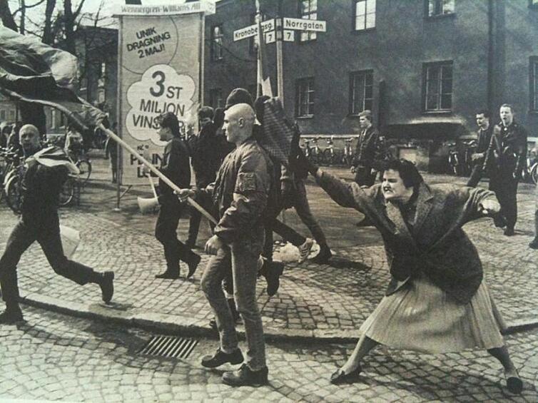 Шведка бьет неонациста сумкой. Предположительно, эта женщина пережила концлагерь. 1985 год.