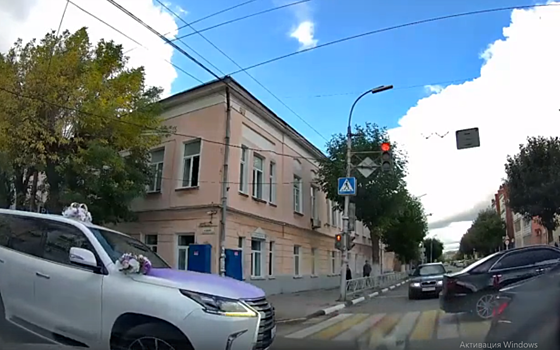 В Рязани наказали водителей свадебного кортежа за езду по «встречке»