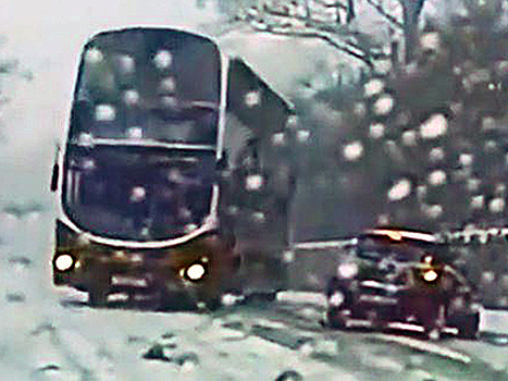 Видео: Автобус-дрифтер марстерски спасся на гололеде