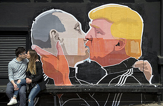 Смеяться над Трампом можно, но изображать его путинским любовником совсем необязательно