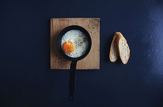 Без яичницы и колбасы: Роспотребнадзор объяснил исключение ряда продуктов из школьного меню