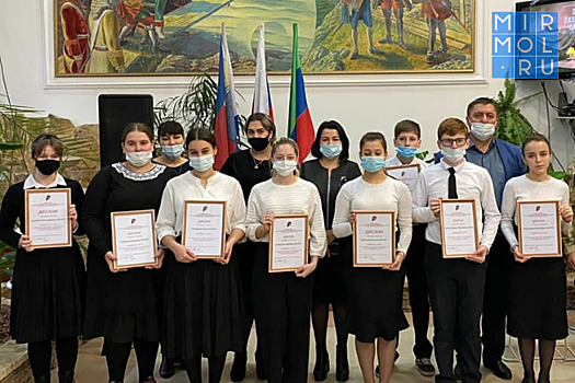 Школьники Кизляра приняли участие в акции ко Дню Неизвестного солдата