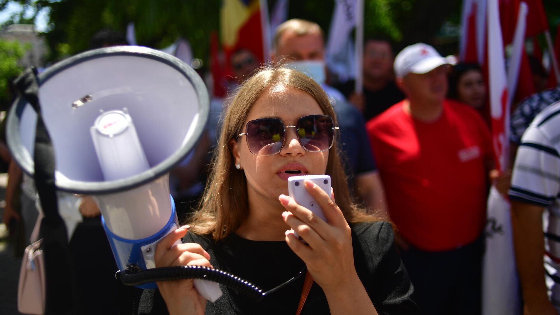 Журналисты риа новости. Оппозиция в Молдавии. Митинги в Молдове. Протесты в Молдавии. Оппозиционные партии Латвии.