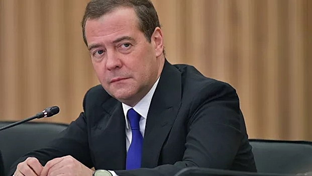 Медведев посетил спектакль Академии Михалкова