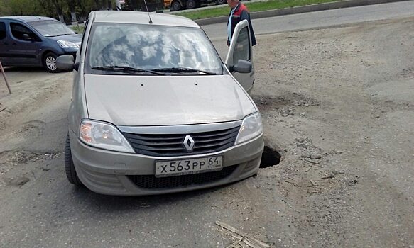 В одну яму в Саратове за день угодили три автомобиля