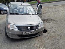 В одну яму в Саратове за день угодили три автомобиля