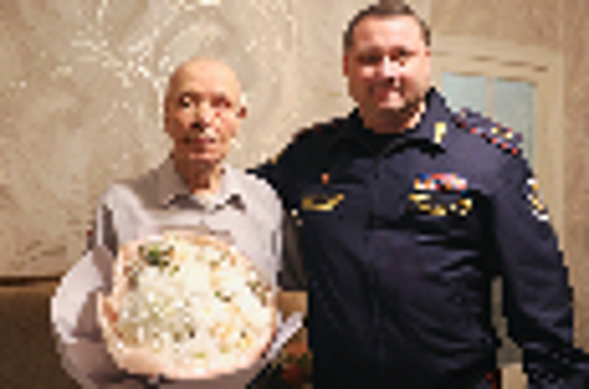 С 102-летием ветерана Великой Отечественной войны и УИС Александра Пермякова поздравил начальник ГУФСИН России по Свердловской области Александр Федоров