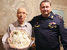 С 102-летием ветерана Великой Отечественной войны и УИС Александра Пермякова поздравил начальник ГУФСИН России по Свердловской области Александр Федоров