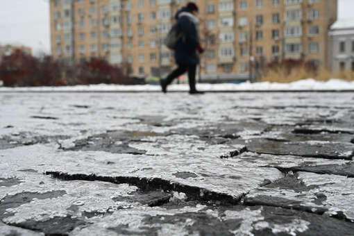 «Фонтанка»: в Петербурге пенсионерки получили переломы из-за скользких лестниц