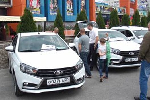 В Омске автовладельца раздавила машина