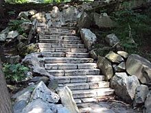 «Думали, так задумано». Ступени в парке Владикавказа оказались из надгробий