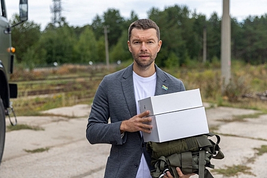Екатеринбургский депутат Алексей Вихарев подарил квадрокоптер артиллеристам на СВО