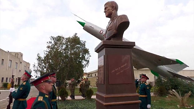 Под звуки выстрелов и военного оркестра: в Сирии открыли бронзовый бюст погибшему летчику Роману Филипову
