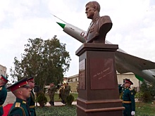 Под звуки выстрелов и военного оркестра: в Сирии открыли бронзовый бюст погибшему летчику Роману Филипову