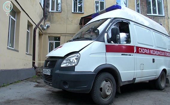 Пожилую пациентку уронили с носилок при госпитализации