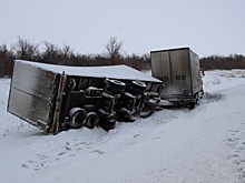 Полицейские из Соль-Илецка оказали попавшему в ДТП водителю фуры помощь