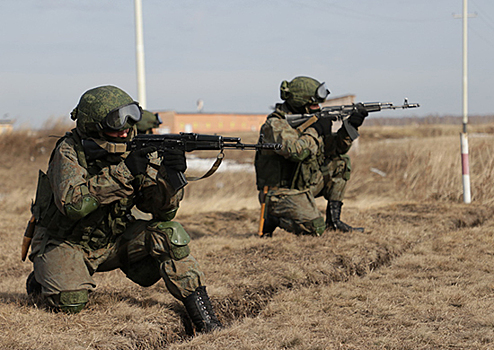Военнослужащие соединения специального назначения ЦВО проходят огненно-штурмовую полосу в Сибири