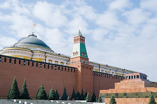 Красную площадь перекрыли в Москве после обрушения строительных лесов и зубца стены Кремля