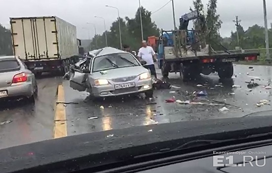 На Челябинском тракте с отказавшими тормозами КамАЗ смял Hyundai, а потом сбил пешехода