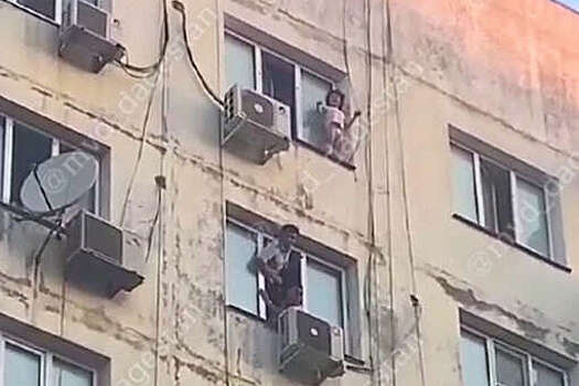 В Каспийске от падения спасли девочку, оказавшуюся на подоконнике окна 9 этажа