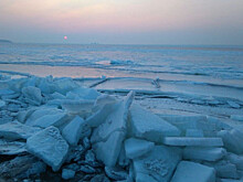 Микроавтобус с продуктами для жителей острова провалился под лёд в Приморье