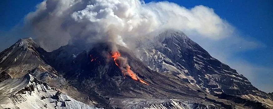 Туристов предостерегли от путешествий к извергающемуся вулкану Шивелуч