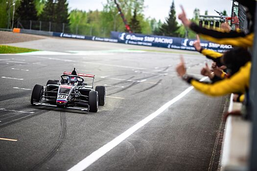 Лидер российской Формулы-4 Артём Северюхин начал параллельно выступать в туринге — зачем, какие планы на 2026-й