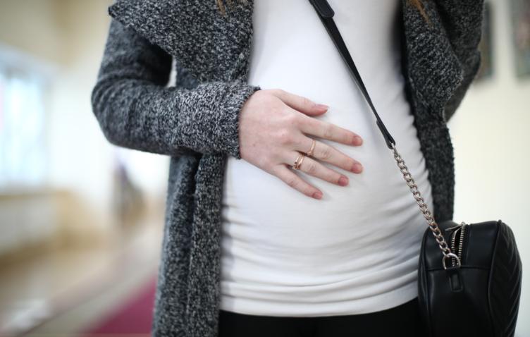 Стало известно мнение россиян о выплатах беременным школьницам