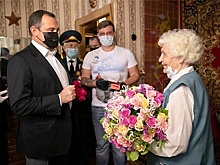 Брынцалов вручил ветерану ВОВ из Реутова мобильный телефон с бесплатной связью