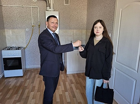 Глава Кагальницкого района вручил ключи от квартиры девушке, оставшейся без попечения родителей