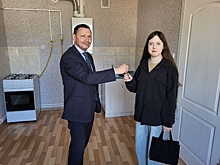 Глава Кагальницкого района вручил ключи от квартиры девушке, оставшейся без попечения родителей