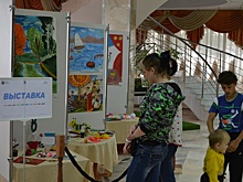 Сотрудники Дома культуры «Дружба» в Вороновском организуют обзорную экскурсию по выставке