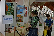 Сотрудники Дома культуры «Дружба» в Вороновском организуют обзорную экскурсию по выставке