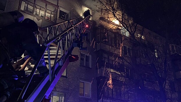 24 человека, в том числе грудные дети, эвакуированы из горящей пятиэтажки в Череповце
