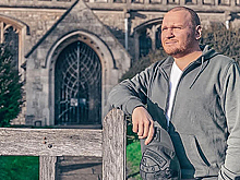 Бывший ведущий «Битвы экстрасенсов» пожаловался на «доящих людей» шарлатанов