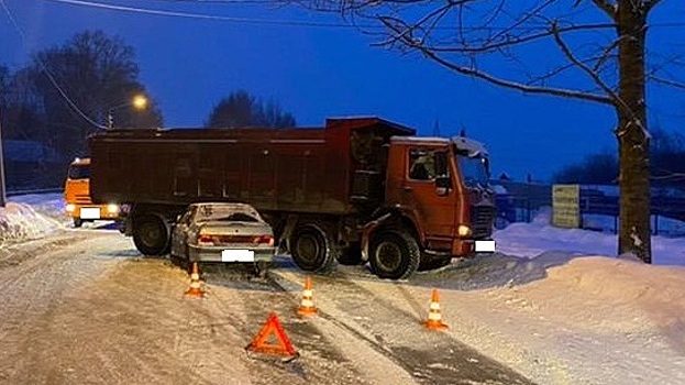 Легковушка врезалась в самосвал на Пошехонском шоссе в Вологде