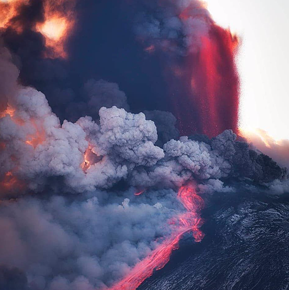 На итальянском острове Сицилия проснулся вулкан Этна. 