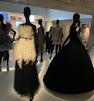 В Париже открылась выставка Harper’s Bazaar: First in Fashion. Она посвящена полуторавековой истории журнала