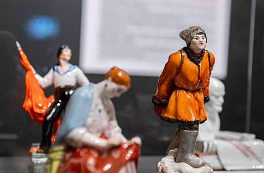 В Петербурге презентовали уникальную коллекцию советского агитационного фарфора