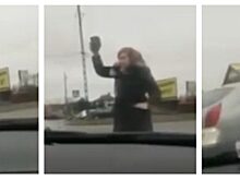 Большая очередь на границе заставила женщину взять булыжник и держать водителей в страхе