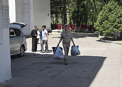 Военнослужащие российской авиабазы Кант в Киргизии посетили с гуманитарной помощью учреждение для людей с ограниченными возможностями