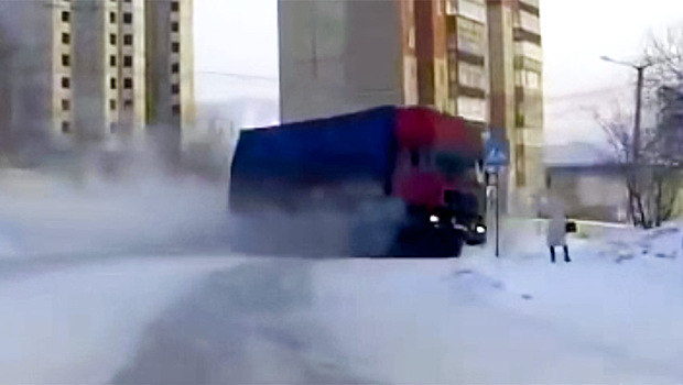 Невероятно повезло: в сантиметрах фура пролетела