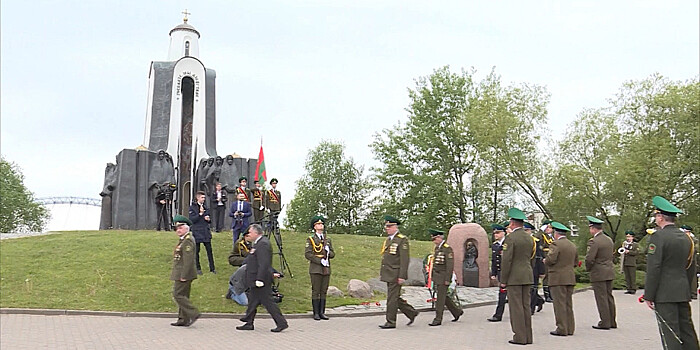 Ветераны-пограничники в Минске возложили цветы к монументу Победы