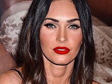 Меган Фокс улетела в отпуск без мужа и детей