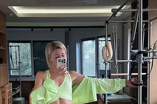 Певица Юлианна Караулова в топе и легинсах снялась на тренировке