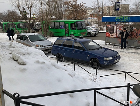 «Я паркуюсь как...»: нарушение под носом у полицейских и осада двора автохамами