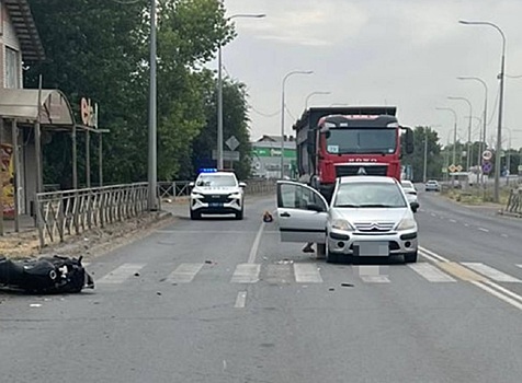 В Азове мужчина на электромопеде врезался в иномарку