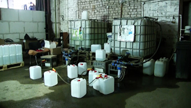 Полицейскими в Оренбурге пресечена деятельность цеха по розливу нелегального алкоголя