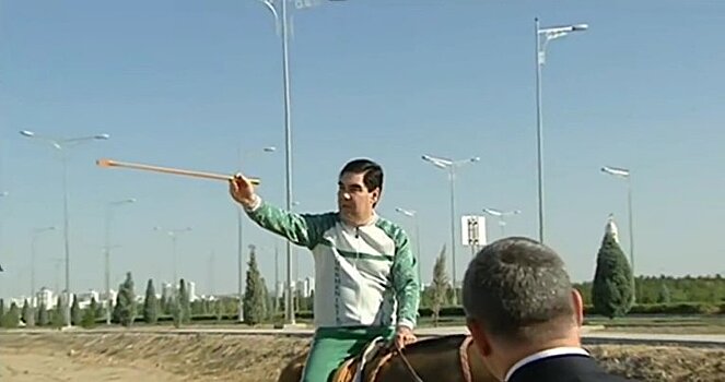 Президент Туркмении верхом осмотрел строительные объекты столицы